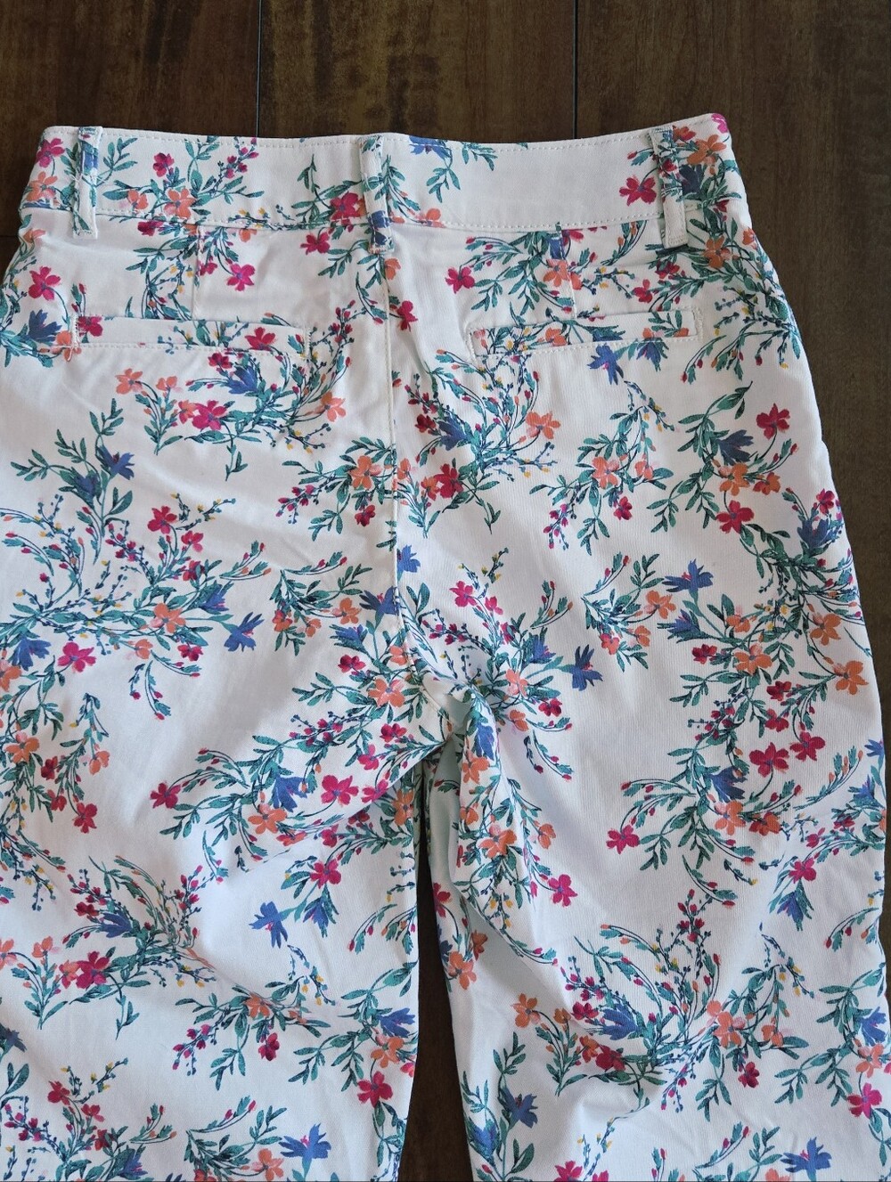 St Johns Bay Pants Women's White Floral Mid Rise Capri Secretly Slender Size 4 - Picture 6 of 10